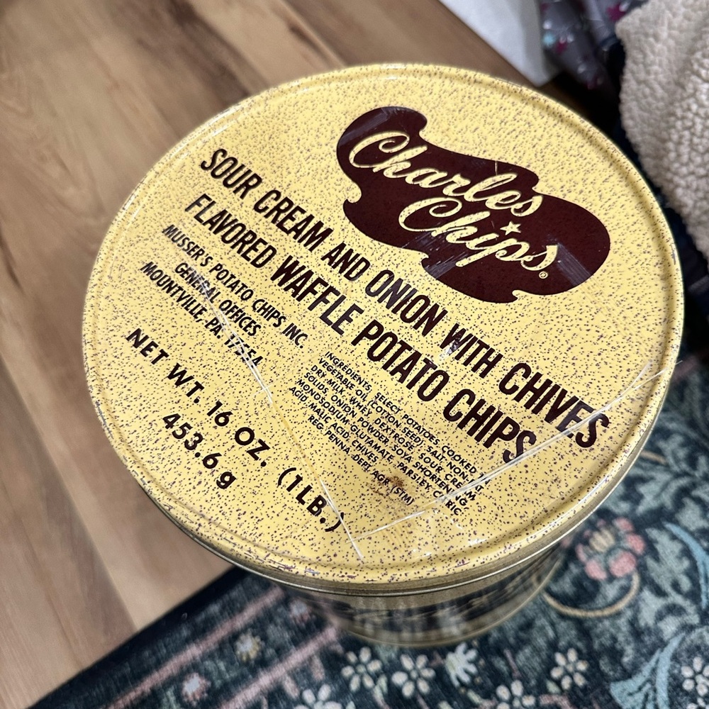 Vtg CHARLES CHIPS Round Metal Tin W Lid Yellow Brown Color Arlington NJ USA NICE - Picture 10 of 10